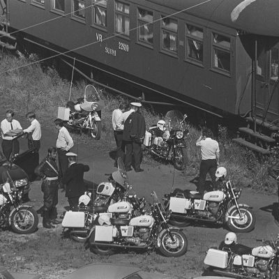 Euroopan turvallisuus- ja yhteistyökokouksen päätösvaiheen kokous Helsingissä 1975 Finlandia-talossa. Poliisien tukikohta ratapihalla.