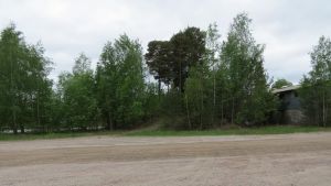 Det är en slät sandplan där brandstationen ska byggas. Den plats där en ny brandstation kunde byggas i Karis.