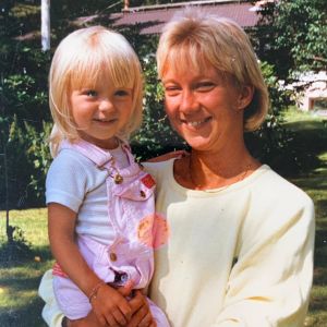 Stella Hagelstam tillsammans med mamma Heidi. Barndomsbild på ryttaren Stella Hagelstam och hennes mamma Heidi Hagelstam.