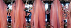 En installation för Minna Palmqvists Absolut Artbar No(n)sense i Stockholm 2019, lustiga huset speglar i No Body anda. Foton på rosa provhytter med speglar