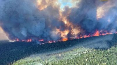 Bilden som togs på onsdagen visar en av de pågående skogsbränderna i British Columbia.