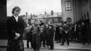 Tarja Halonen Kallion yhteiskoulun pihalla 1950-luvulla. lapsia koulun pihalla, nuori tyttö etualalla, 1950-luku