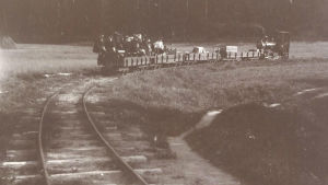 Lill-Bässen transporterar människor till Skuru i början av 1900-talet. Ångloket Lill-Bässen transporterar människor till Skuru i början av 1900-talet.