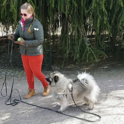 Susanna Salmenkannas ja Yoda-koira.