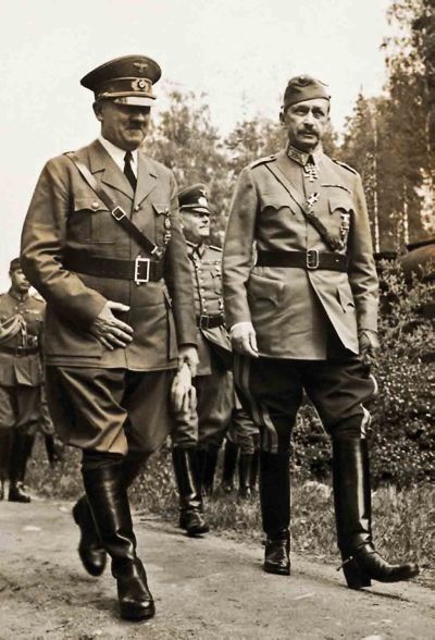 C.G.E. Mannerheim och Adolf Hitler under Mannerheims 75-årsdag den 4 juni 1942.