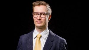 Oras Tynkkynen på Sitra vill att vi diskuterar vilken väg vi ska välja efter pandemin. Oras Tynkkynen