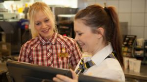 Kätlin Soome ja Janette Hirvelä töissä Ala-Tikkurilan McDonald'silla.