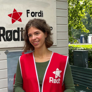 Kvinna framför valstuga i Norge