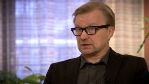 Sosiaalipsykiatrian professori Sami Pirkola, Tampereen yliopisto Sami Pirkola haastattelukuvassa