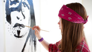 Tyttö maalaa taulua (Myrsky-projekti)