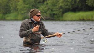 Tommi Liimatainen kalastaa.