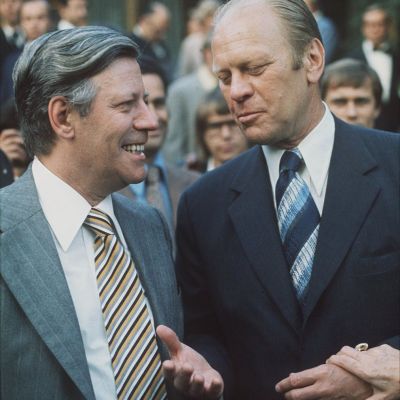 ETYK III. Euroopan turvallisuus- ja yhteistyökokouksen päätösvaiheen kokous Helsingissä 1975. Tapaaminen Yhdysvaltojen suurlähetystön puutarhassa. Saksan liittotasavallan liittokansleri Helmut Schmidt ja Yhdysvaltojen presidentti Gerald Ford.
