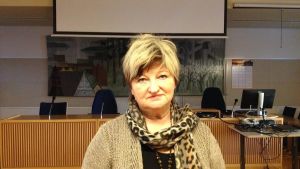 Irene Äyräväinen leder ordet i stadsstyrelsen i Lojo. Stadsstyrelsens ordförande i Lojo, samlingspartisten Irene Äyräväinen.