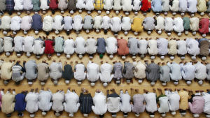 Fredagsbön under Ramadan år 2014 i Indien. Muslimska män fotade uppifrån under fredagsbönen.