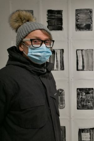 Jimi Tenor kasvomaski kasvoilaan grafiikkanäyttelyssä