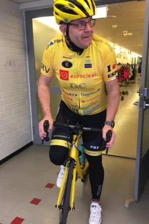 Christer Holmlunds deltagande i Team Rynkeby har tagit honom till olika skolor där han har berättat mera om välgörenhetsprojektet. Christer Holmlund står iklädd cykelkläder med en cykel i en korridor.