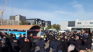 Många av de gripna greps utanför en affär. Många demonstranter har samlats utanför ICA Maxi i Mölndal.