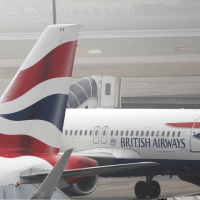 British Airwaysin lentokoneita Heathrowin kentällä.