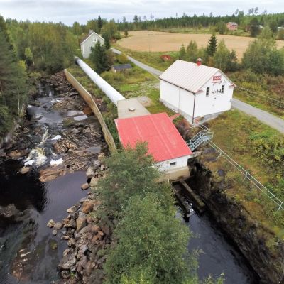 Louhikosken voimalaitos Saramojoessa Nurmeksessa on tuottanut sähköä 1920-luvulta asti. Pohjois-Karjalan Sähkö on päättänyt purkaa voimalaitoksen.