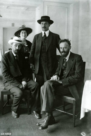 Ryska deltagare poserande människor 1917. I hatt och kostym på fredskonferens.