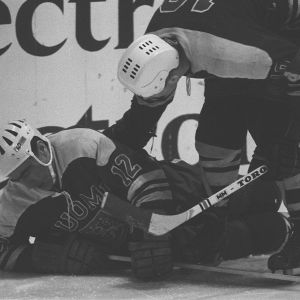 Suomen pelaaja kaatuneena maassa vanhassa mustavalkoisessa kuvassa.