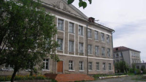 Den stora byggnaden på bilden är Tanjas skola. Det mindre huset till höger är barnhemmet där sovsalarna och matsalen ligger. Bild på Tanjas skola och barnhem.