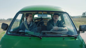 Också annat än barnkultur. Just nu är Peik aktuell med huvudrollen i Klaus Härös film ”Livet efter döden”. Här tillsammans med Martin Paul. Peik Stenberg kör bil i filmen "Livet efter döden"