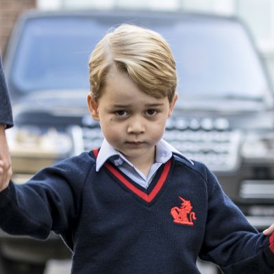 Prinssi George kuvattuna saapuessaan kouluun ensimmäisenä koulupäivänään 7. syyskuuta 2017.