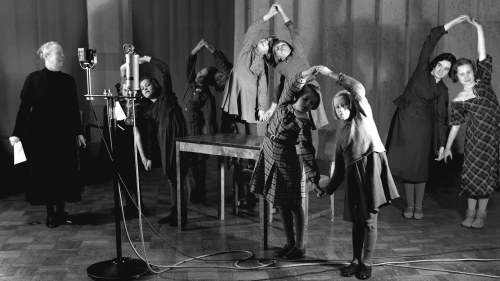 6 9 Teeman Elava Arkisto Yle 90 Vuotta Lapset Paasivat Radioon Ja Lupamaksajat Televisioon Yle Teema Yle Fi