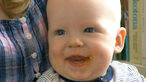 Vauvalle kiinteää ruokaa nykysuosituksia aiemmin? | Akuutti 