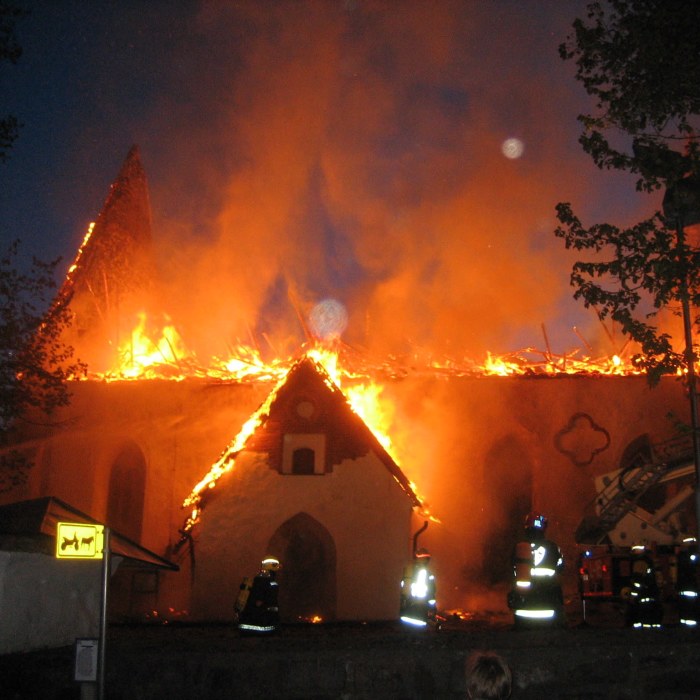 Porvoon tuomiokirkon tuhopoltto 2006 | Elävä arkisto | yle.fi