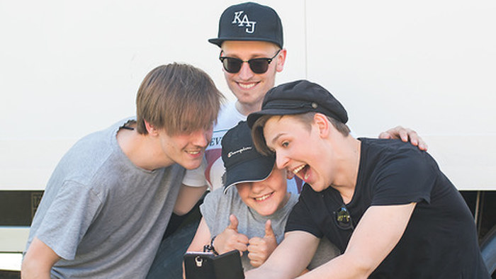 humorgruppen Kaj tillsammans med en beundrare