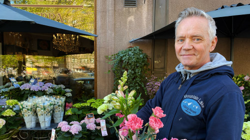 Handeln Blomstrar Pa Mors Dag Den Traditionella Morsdagsrosen Utmanas Av Pioner Och Andra Snittblommor Inrikes Svenska Yle Fi