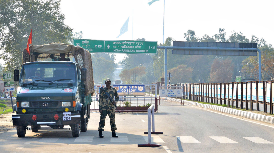 Indien Och Pakistan Utväxlade Artillerield Vid Kashmirs Gräns Flera