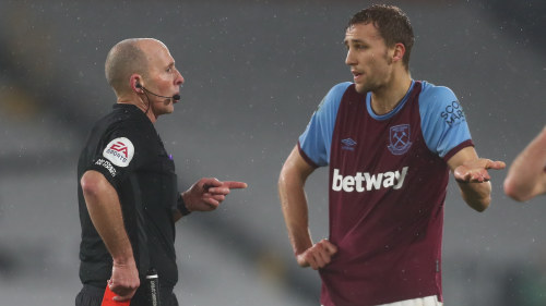 Omtalade Utvisningen Fran Premier League Helgen Stryks Domaren Mike Dean Utsatt For Dodshot Och Nu Har Han Bett Om Paus Sport Svenska Yle Fi