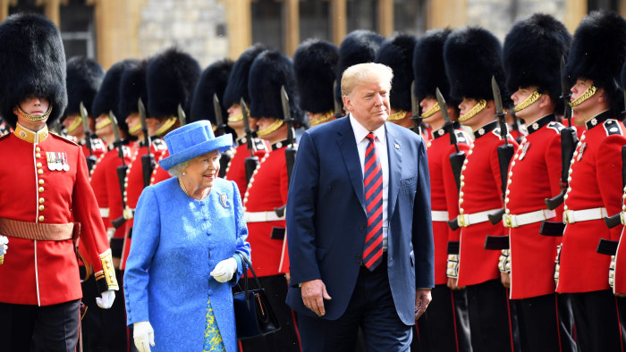 Donald Trump och drottning Elizabeth inspekterar hedersvakten.