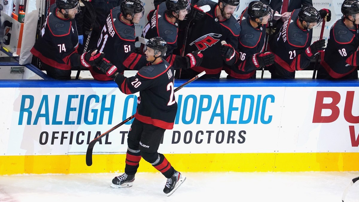 Sebastian Aho på hugget direkt i slutspelsstarten – blev målskytt när Carolina tog första segern