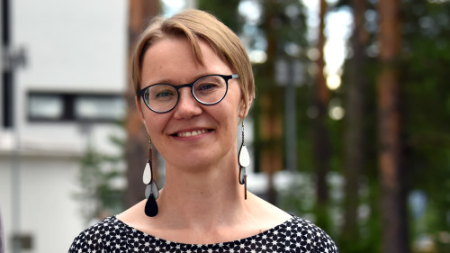 musta tyttö leikittelee pillua