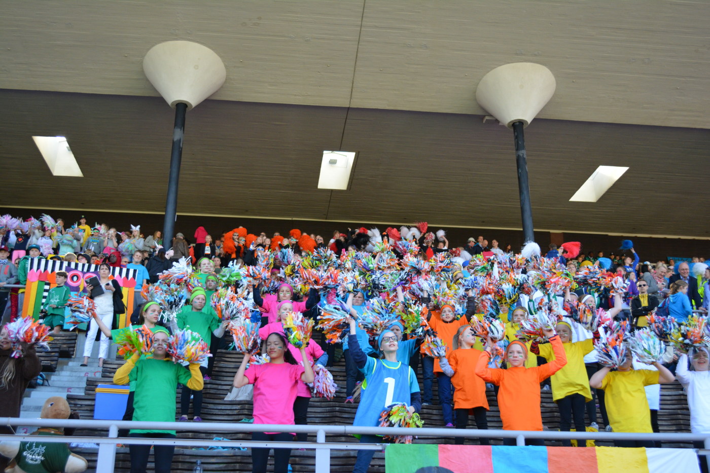 Stafettkarnevalsfredag med solsken och suverän stämning | Stafettkarnevalen | svenska.yle.fi