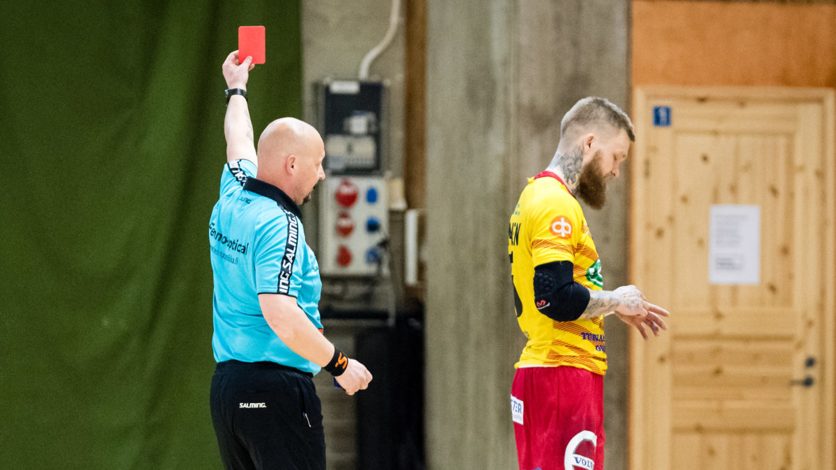 Domen Teemu Tamminen Stangs Av I Ytterligare En Match