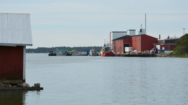 Fabrik med båthus i förgrunden.