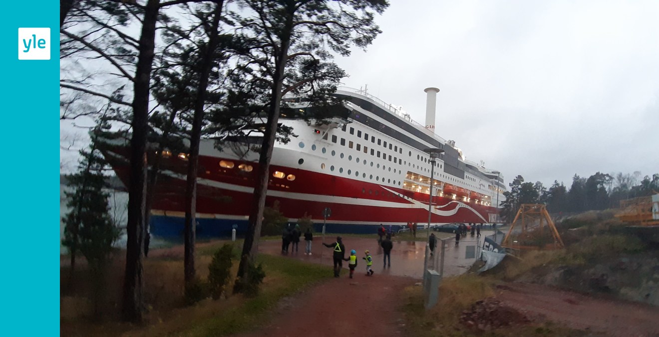 Passagerarna på grundstötta Viking Grace evakueras under morgonen – fartyget har bogserats till hamnen i Mariehamn