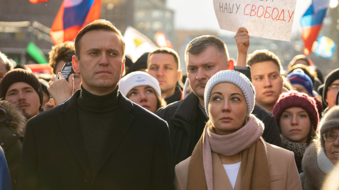 Aleksej Navalnyj kämpar för sitt liv i Omsk - ryska läkare ...