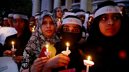 Indien upprörs av brutal våldtäkt som slutade i att tonårsflicka 
