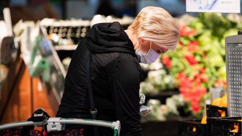 Regeringens Vetenskapspanel Rekommenderar Ansiktsskydd Tills Det Finns Vaccin Mot Coronaviruset Inrikes Svenska Yle Fi