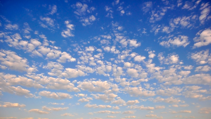 Blå himmel med vita små moln.