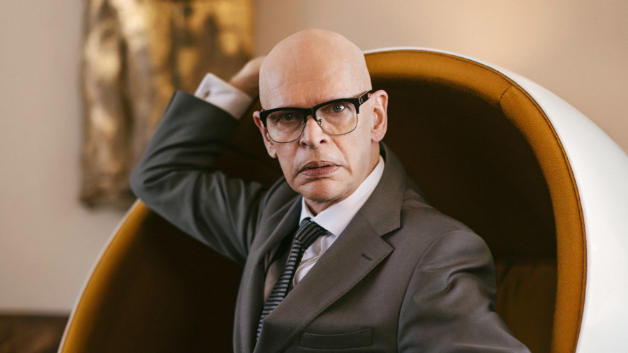 Jorma Uotinen goes Kekkonen. Jorma Uotinen istuu pallotuolissa.