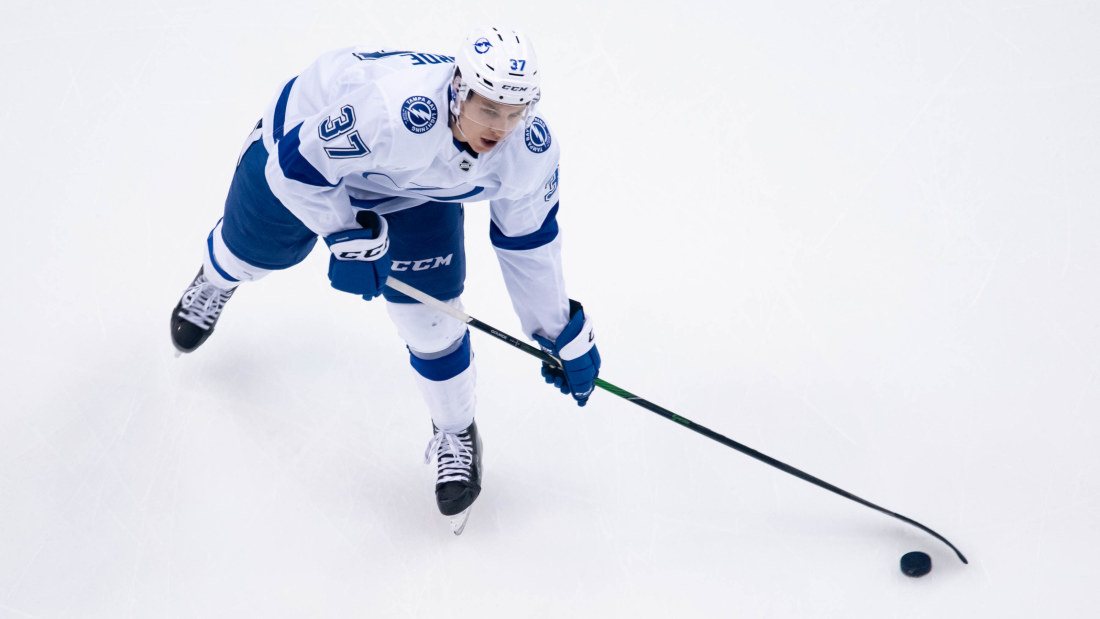 Yanni Gourde tacklades fult av Nick Ritchie - Bostons ...