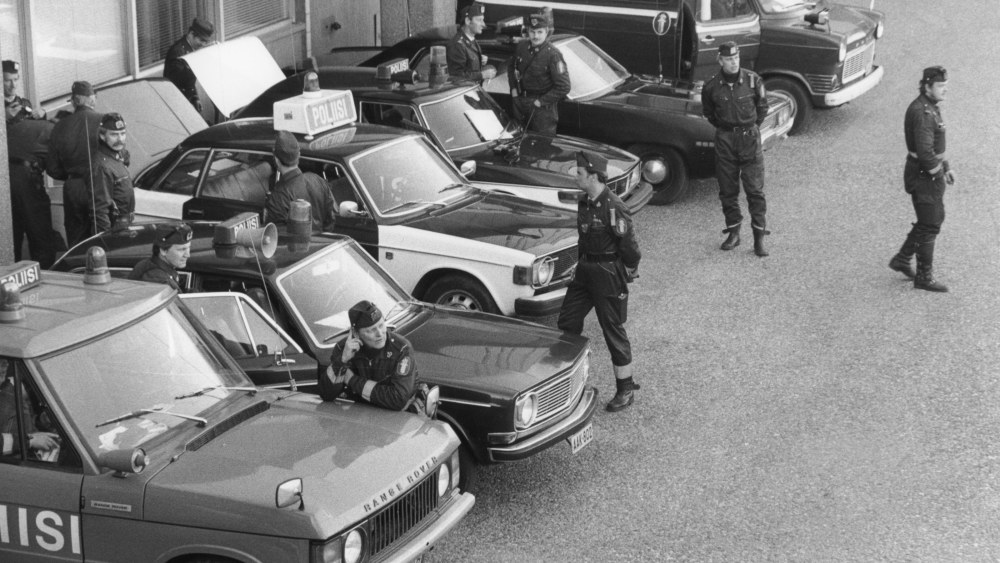 Polisen patrullerar pÃ¥ flygfÃ¤ltet.
