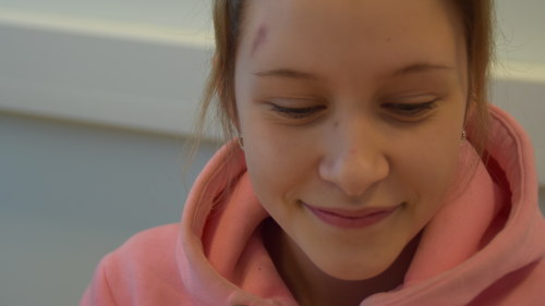 Flicka som ger huvudet på jobbet
